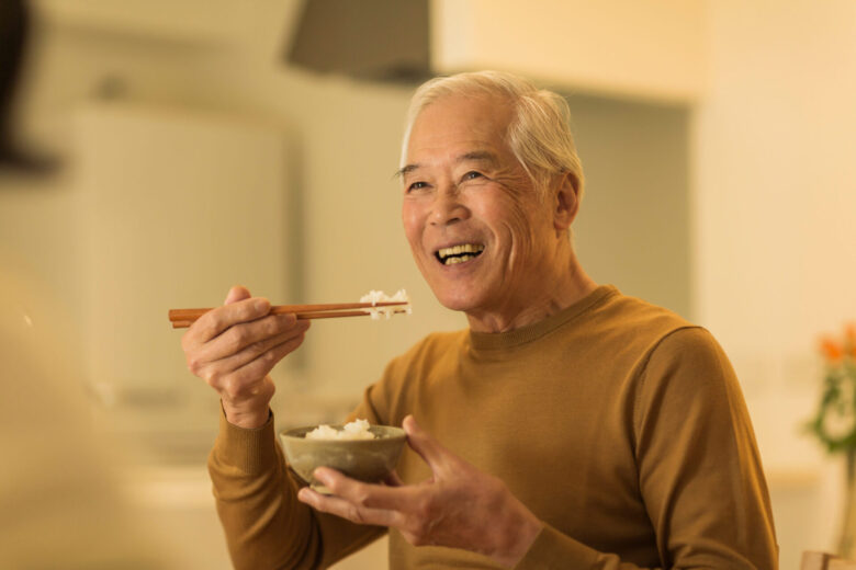 食事をする高齢者男性