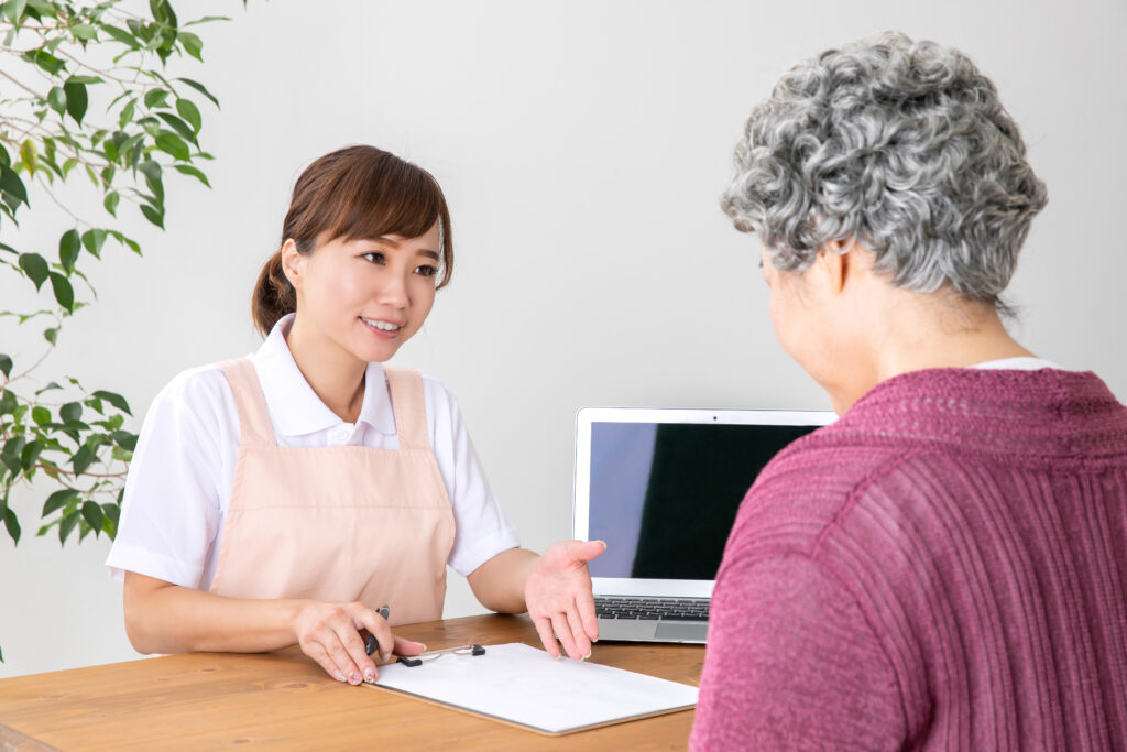 高齢者と介護士の女性