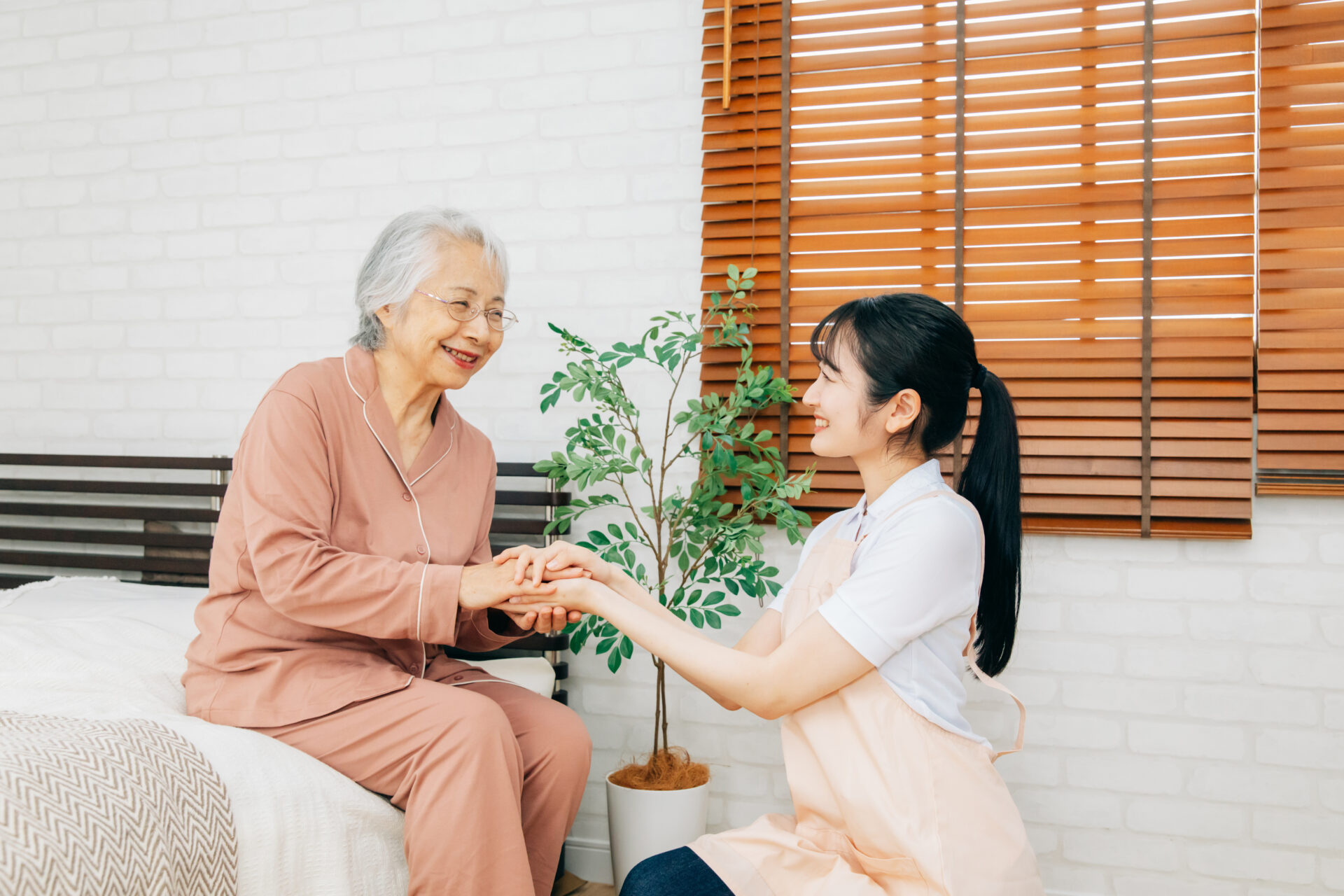 笑顔の高齢者女性と介護士の女性