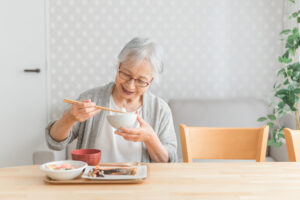 高齢者の食事に必要な5つのこと。注意すべきポイントや栄養素について解説