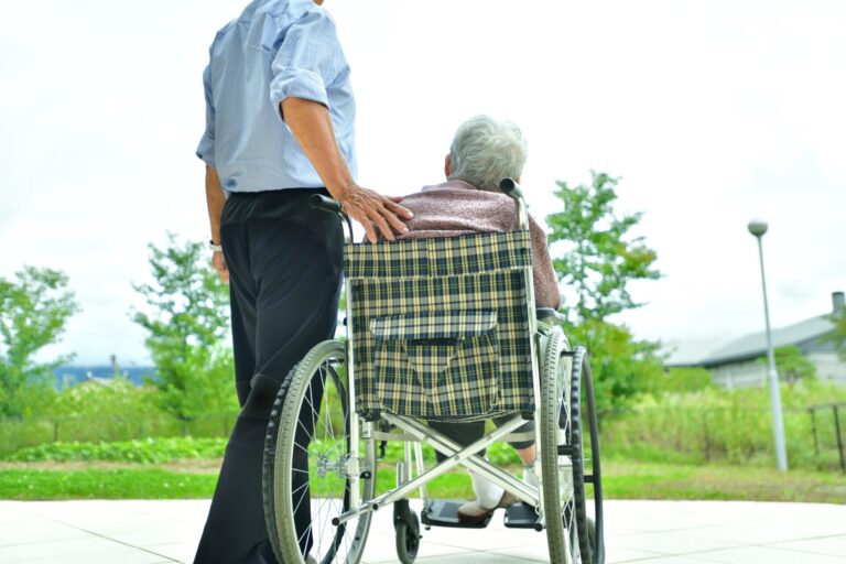 遠距離介護は、突然やってくる──湊貞行さんが語る「仕事を辞めずに続けた8年間」